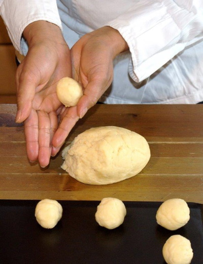making gluten free dough balls